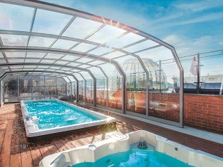 Pohled do posuvného zastřešení bazénů Oceanic high v bílém provedení Pohled do posuvného zastřešení bazénů Oceanic high v bílém provedení