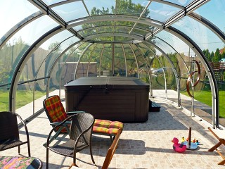 Velice prostorné zastřešení vířivých van Oasis nabízí spoustu volného místa nejen pro vířivku Velice prostorné zastřešení vířivých van Oasis nabízí spoustu volného místa nejen pro vířivku