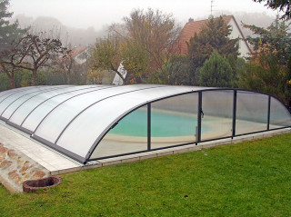Zastřešení bazénu ELEGANT NEO™ - barva antracit Zastřešení bazénu ELEGANT NEO™ antracit, komůrkový polykarbonát