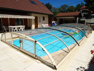 Zastřešení bazénu ELEGANT NEO™ dokáže výrazně prodloužit dobu po kterou je možno využívat Váš bazén Zastřešení bazénu ELEGANT NEO™ s otevřenými dvířky v čele