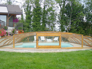 Zastřešením na bazén ELEGANT lze zastřešit i veřejné bazény větších rozměrů Zastřešení na bazén ELEGANT větších rozměrů v provedení imitace dřeva