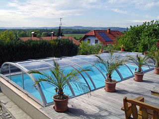 Zastřešení bazénu ELEGANT NEO™ je velmi nízké Zastřešení bazénu ELEGANT NEO™ stříbrná barva
