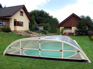 Zastřešení bazénu ELEGANT se skvěle hodí do Vaší zahrady Zastřešení bazénu ELEGANT uprostřed trávníku