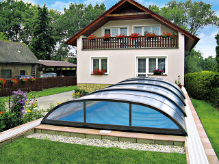 Čisté linie bazénového zastřešení vyniknou právě u modelu ELEGANT v antracitové barvě Bazénové zastřešení model ELEGANT u rodinného domu