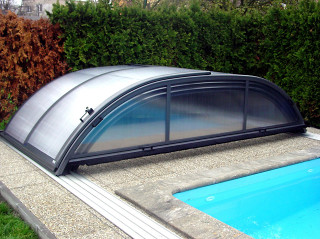 Zastřešení bazénu ELEGANT NEO™ v antracitové barvě s možností bočního vstupu Zastřešení bazénu ELEGANT NEO™ v antracitové barvě