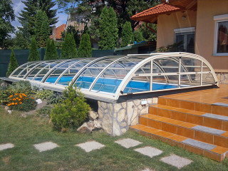 Zastřešení bazénu ELEGANT NEO™ vypadá působivě také v bílém provedení Zastřešení bazénu ELEGANT NEO™ na vyvýšené terase