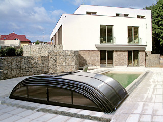 Stažené zastřešení bazénu ELEGANT s výklopnou částí v čelní stěně Stažené zastřešení bazénu ELEGANT