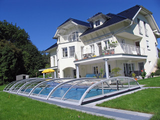 Zastřešení bazénu ELEGANT NEO™ se hodí i k velkým luxusním domům Zastřešení bazénu ELEGANT NEO™ u velkého bílého domu