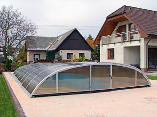 Stříbrné zastřešení ELEGANT NEO™ s tmavším polykarbonátem Stříbrné zastřešení ELEGANT NEO™
