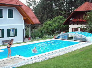 Posuvné zastřešení bazénu ELEGANT NEO™ Posuvné zastřešení bazénu ELEGANT NEO™ s dvířky v čele
