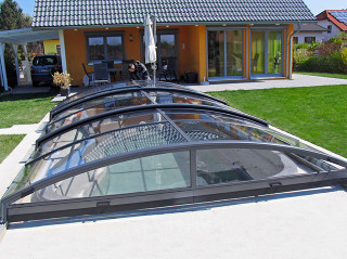 Nízký kryt na bazén IMPERIA NEO™ light - antracitová barva profilů Nízký kryt na bazén IMPERIA NEO™ antracitová barva profilů