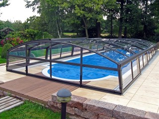 Zastřešení bazénu Imperia NEO s čirým polykarbonátem v barvě antracit Zastřešení bazénu Imperia NEO s čirým polykarbonátem v barvě antracit