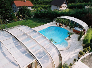 Složené zastřešení bazénu LAGUNA v okamžiku vytvoří příjemné relaxační prostředí