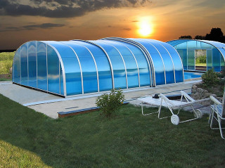 Večerní atmosféra u bazénu se zastřešením LAGUNA NEO™