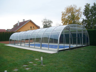 Stříbrná barva hliníkových profilů na bazénovém zastřešení LAGUNA NEO™
