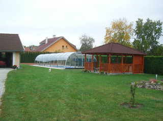 Zastřešení bazénu LAGUNA umožňuje koupání i mimo hlavní sezónu