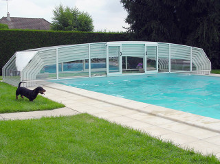 Posuvné zastřešení bazénu RIVIERA přesuvnými dveřmi v čelní stěně Posuvné zastřešení bazénu RIVIERA přesuvnými dveřmi v čelní stěně
