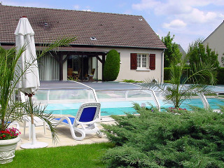 Nízké bezkolejnicové zastřešení bazénu RIVIERA v bílé barvě na hliníkových profilech Nízké bezkolejnicové zastřešení bazénu RIVIERA v bílé barvě na hliníkových profilech