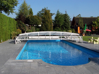 Zastřešení bazénu RIVIERA s výklopnou částí v čelní stěně Zastřešení bazénu RIVIERA s výklopnou částí v čelní stěně