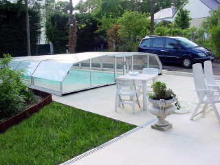 Elegantně vypadá zastřešení bazénu RIVIERA v bílé barvě Elegantně vypadá zastřešení bazénu RIVIERA v bílé barvě