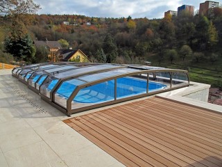 Zastřešení bazénu Riviera v bronzovém provedení s nádherným výhledem v pozadí Zastřešení bazénu Riviera v bronzovém provedení s nádherným výhledem v pozadí