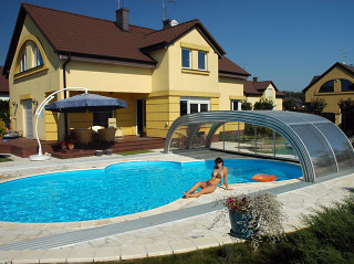 Stažené posuvné zastřešení bazénu TROPEA NEO™ od Alukov a.s. Stažené posuvné zastřešení bazénu TROPEA NEO™ od Alukov a.s.