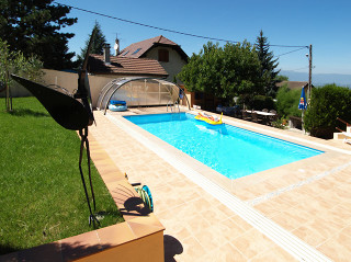 Středně vysoké bazénové zastřešení TROPEA se stříbrnými hliníkovými profily Středně vysoké bazénové zastřešení TROPEA se stříbrnými hliníkovými profily