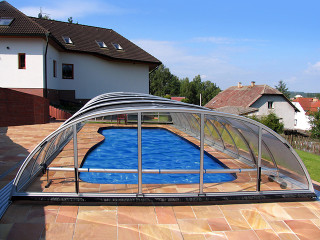 Středně vysoké bazénové zastřešení TROPEA se stříbrnými hliníkovými profily Středně vysoké bazénové zastřešení TROPEA se stříbrnými hliníkovými profily