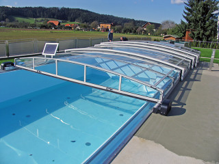 Bazénové zastřešení VIVA™ s elektrickým posuvem poháněným solárním panelem Bazénové zastřešení VIVA™ s elektrickým posuvem poháněným solárním panelem