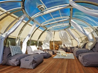 Zastřešení Spa Sunhouse se stínícím systémem nabízí opravdu mnoho místa pro příjemné posezení