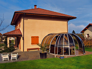 Zastřešení vířivé vany OASIS™ se báječně hodí ke každému domu Zastřešení vířivé vany OASIS™ se báječně hodí ke každému domu