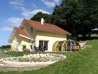 Celkový vzhled domu s nainstalovaným zastřešením vířivky OASIS™ Celkový vzhled domu s nainstalovaným zastřešením vířivky OASIS™