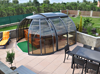 Zastřešení vířivky OASIS™ lze napojit na zeď nebo nechat stát samostatně Zastřešení vířivky OASIS™ lze napojit na zeď nebo nechat stát samostatně