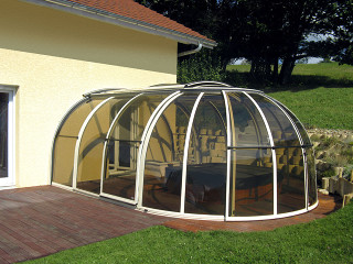 Bílá barva hliníkových profilů zastřešení vířivky OASIS™ v kombinaci s tmavými polykarbonátovými deskami Bílá barva hliníkových profilů zastřešení vířivky OASIS™ v kombinaci s tmavými polykarbonátovými deskami
