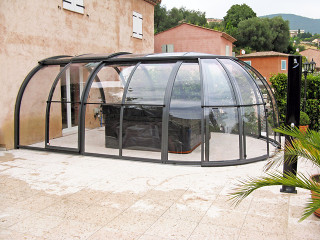 Delší model zastřešení vířivé vany OASIS™ Delší model zastřešení vířivé vany OASIS™