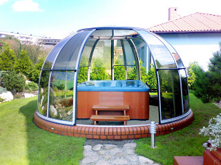 Kvalitní zastřešení vířivky SPA DOME ORLANDO® Vám nabízí Alukov a.s. Zastřešení vířivé vany SPA DOME ORLANDO s čirým polykarbonátem