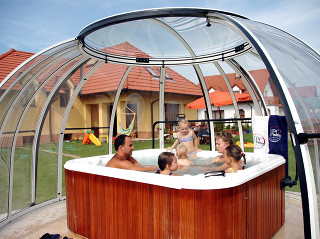 Rodinná pohoda pod zastřešením vířivé vany SPA DOME ORLANDO® od Alukovu Rodinná pohoda pod zastřešením vířivé vany SPA DOME ORLANDO® od Alukovu