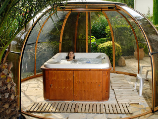 Letní pohoda ve vířivce zakryté zastřešením SPA DOME ORLANDO® Letní pohoda ve vířivce zakryté zastřešením SPA DOME ORLANDO®
