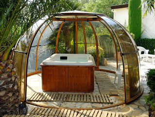 Zastřešení vířivé vany SPA DOME ORLANDO® s využitím imitace dřeva na hliníkových profilech konstrukce Zastřešení vířivé vany SPA DOME ORLANDO® s využitím imitace dřeva na hliníkových profilech konstrukce