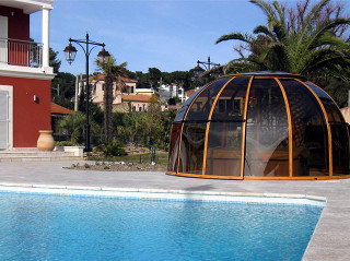 Zastřešení pro Vaši vířivou vanu SPA DOME ORLANDO® v kombinaci konstrukce v barvě dřevodekor a výplní z kouřového polykarbonátu Zastřešení pro Vaši vířivou vanu SPA DOME ORLANDO® v kombinaci konstrukce v barvě dřevodekor a výplní z kouřového polykarbonátu