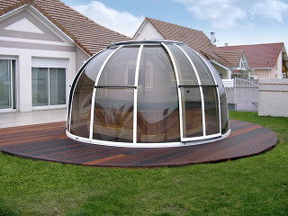 Bílé profily použité na konstrukci zastřešení vířivky SPA DOME ORLANDO® Bílé profily na konstrukci zastřešení vířivky SPA DOME ORLANDO®