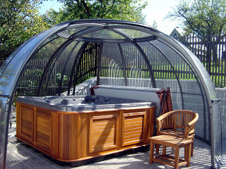 Zastřešení vířivky SPA DOME ORLANDO® v antracitovém provedení Zastřešení vířivky SPA DOME ORLANDO® v antracitovém provedení