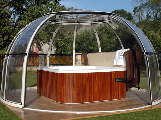 Bílá barva zastřešení SPA DOME ORLANDO® se zde hodí k bílé vířivce Bílá barva zastřešení SPA DOME ORLANDO® se zde hodí k bílé vířivce