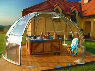 Letní pohoda ve vířivce zakryté zastřešením SPA DOME ORLANDO® Letní pohoda ve vířivce se zastřešením SPA DOME ORLANDO®