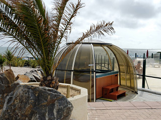 Zastřešení vířivky SPA DOME ORLANDO® s polykarbonátovými deskami v kouřové barvě Zastřešení vířivky SPA DOME ORLANDO® s polykarbonátovými deskami v kouřové barvě