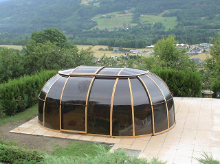 Uzavřené zastřešení vířivky SPA SUNHOUSE® od společnosti Alukov a.s.