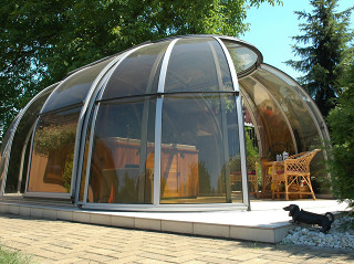Velký vnitřní prostor vzniklý zastřešením vířivky SPA SUNHOUSE® od Alukovu