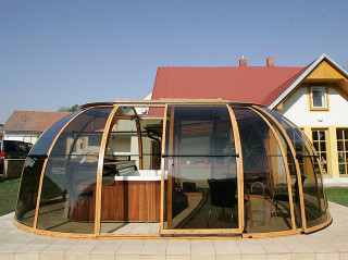 Prostorný typ zastřešení vířivky i blízkého prostoru SPA SUNHOUSE®