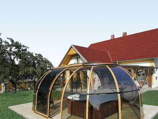 Zastřešení vířivé vany SPA SUNHOUSE® v blízkosti domu