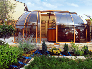 Populární barva imitace dřeva na hliníkových profilech zastřešení vířivky SPA SUNHOUSE®